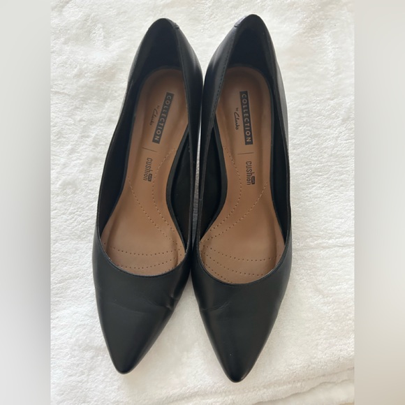 Clarks Collection low heel pointed toe black leather pump - Picture 5 of 5